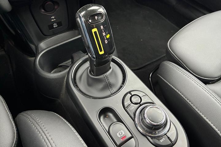 Rød Mini Cooper fra 2023