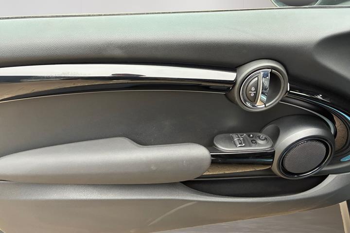 Grå Mini Cooper fra 2023