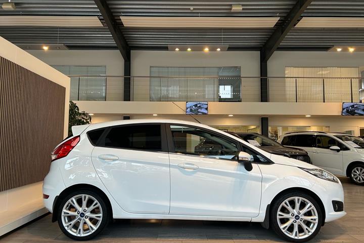 Hvid Ford Fiesta fra 2014