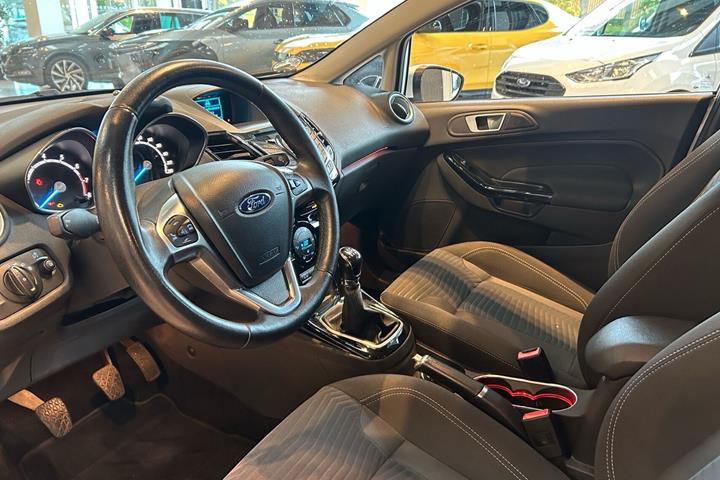 Hvid Ford Fiesta fra 2014