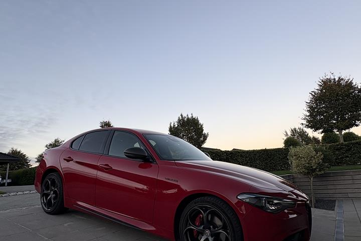 Rød Alfa Romeo Giulia fra 2018