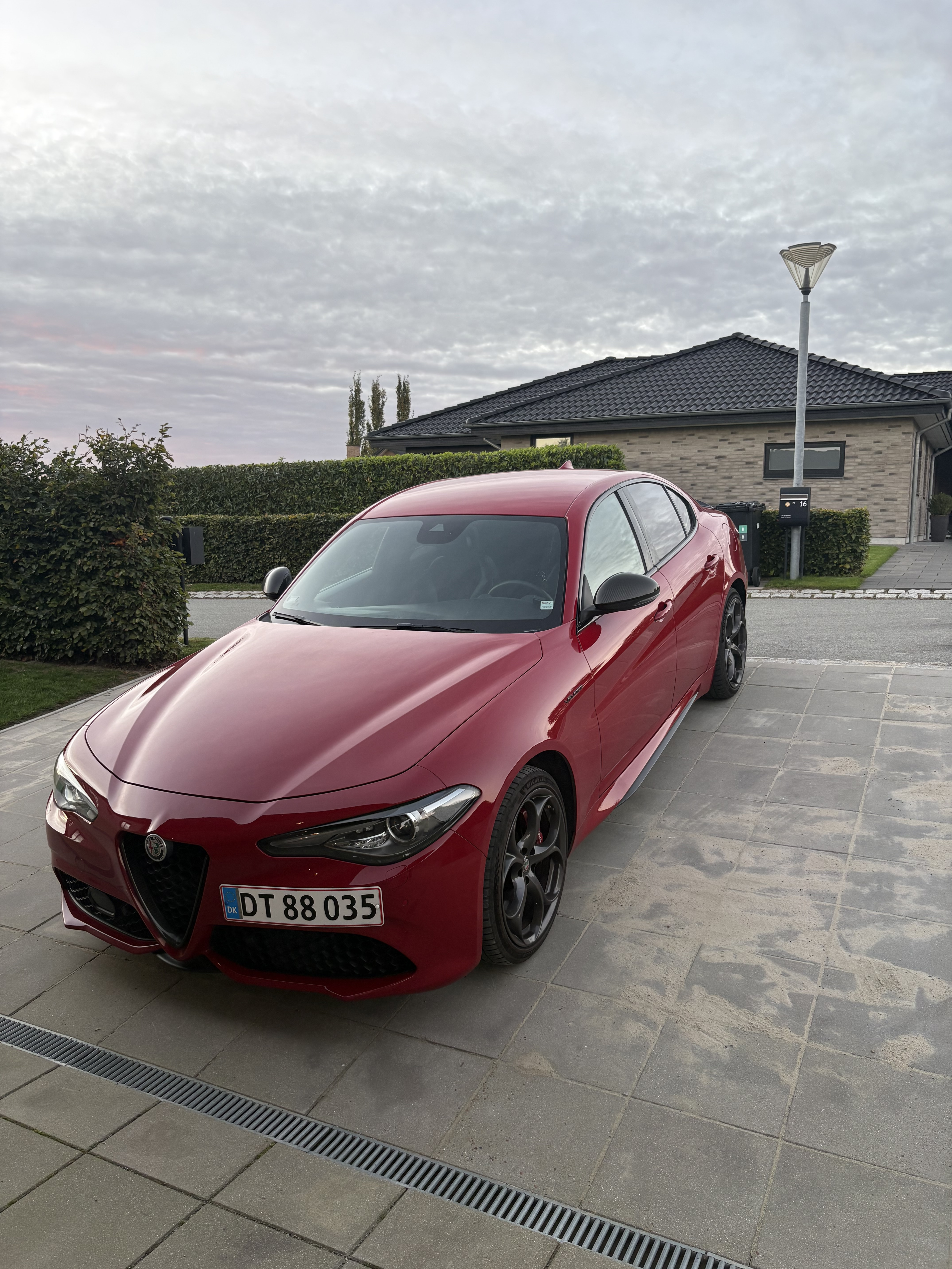 Rød Alfa Romeo Giulia fra 2018