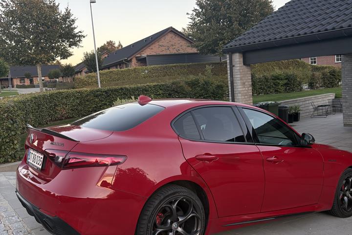 Rød Alfa Romeo Giulia fra 2018