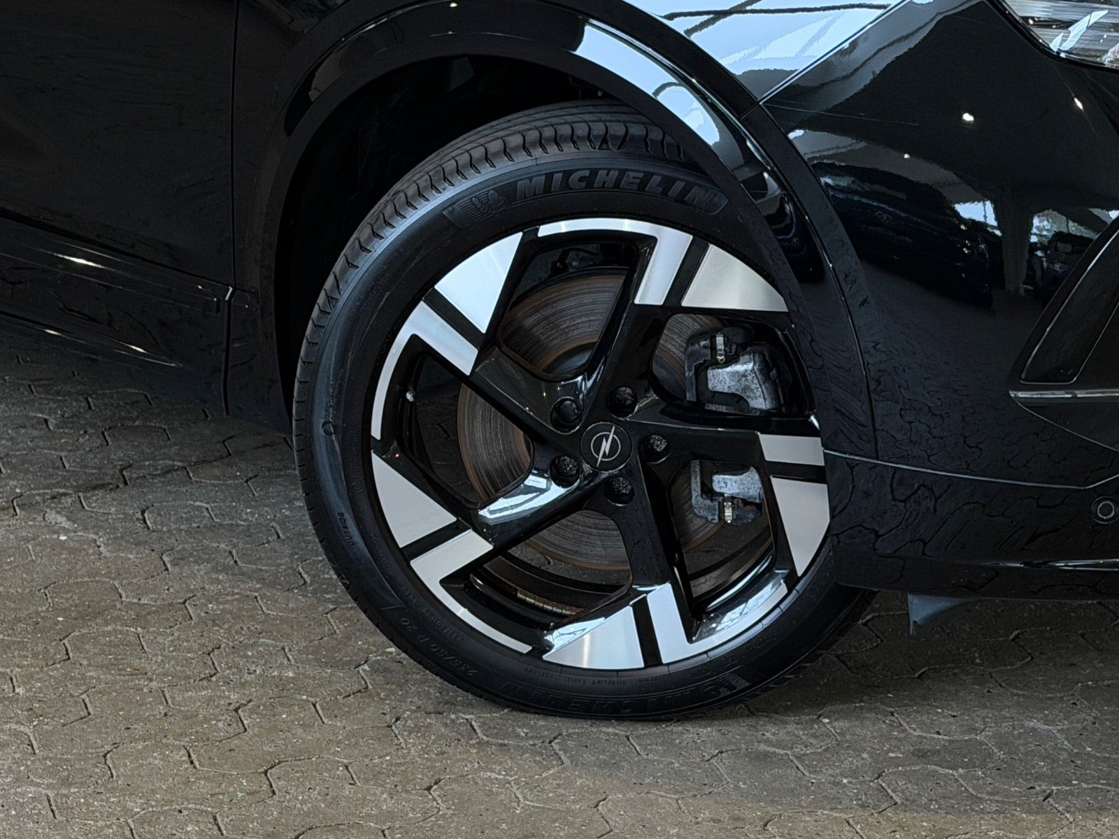 Sort Opel Grandland-e fra 2025
