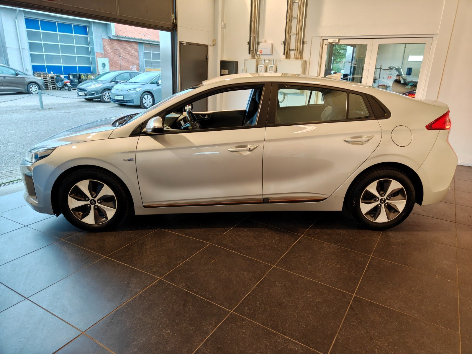 Grå Hyundai Ioniq fra 2018