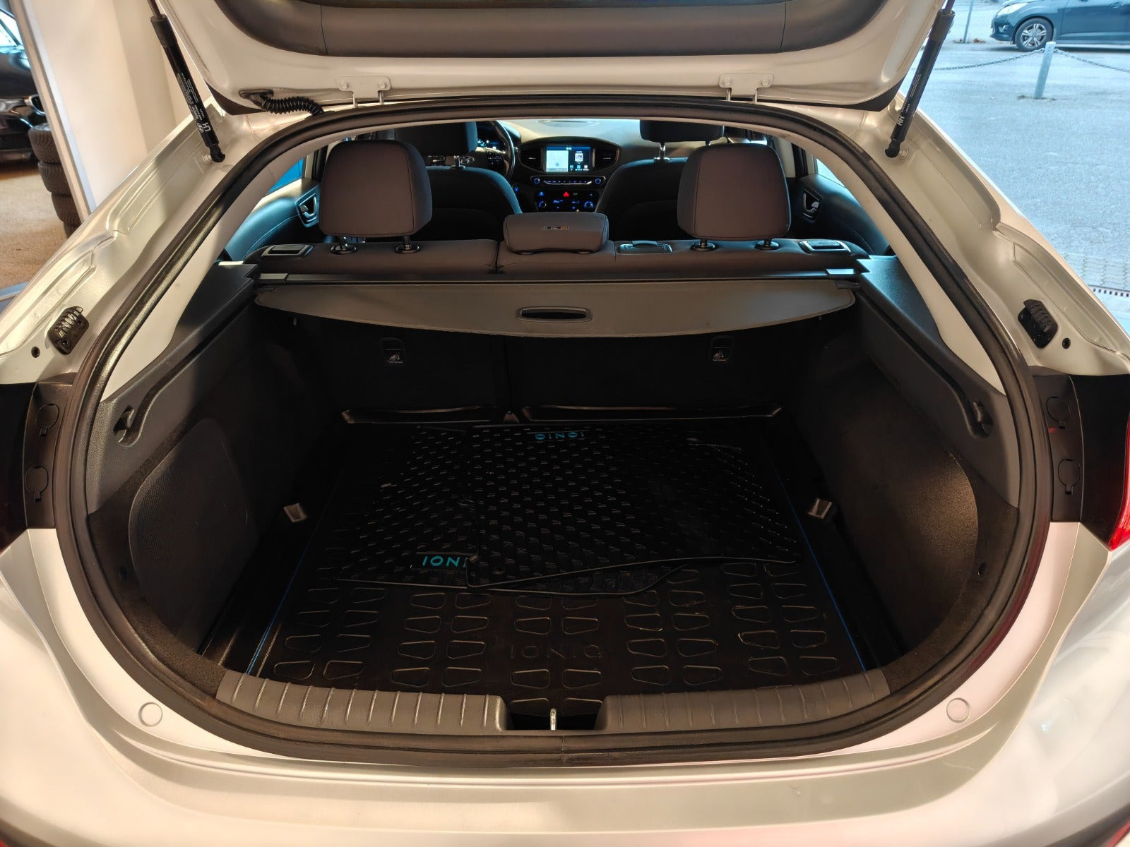 Grå Hyundai Ioniq fra 2018