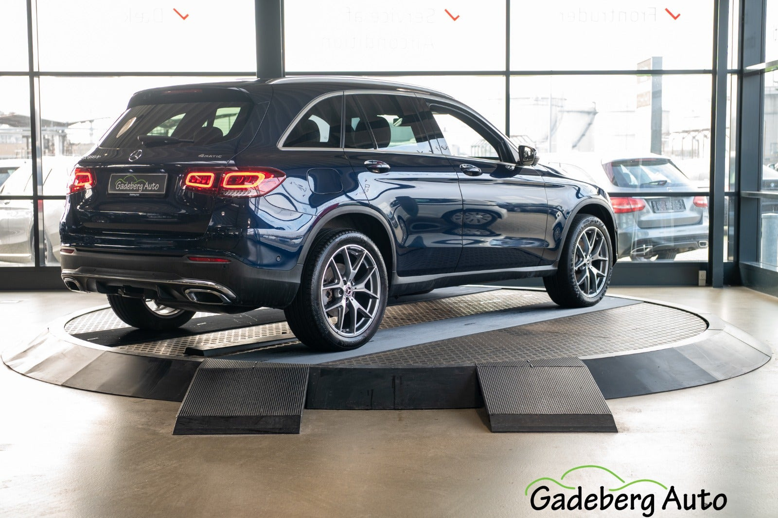 Blå Mercedes GLC300 de fra 2022