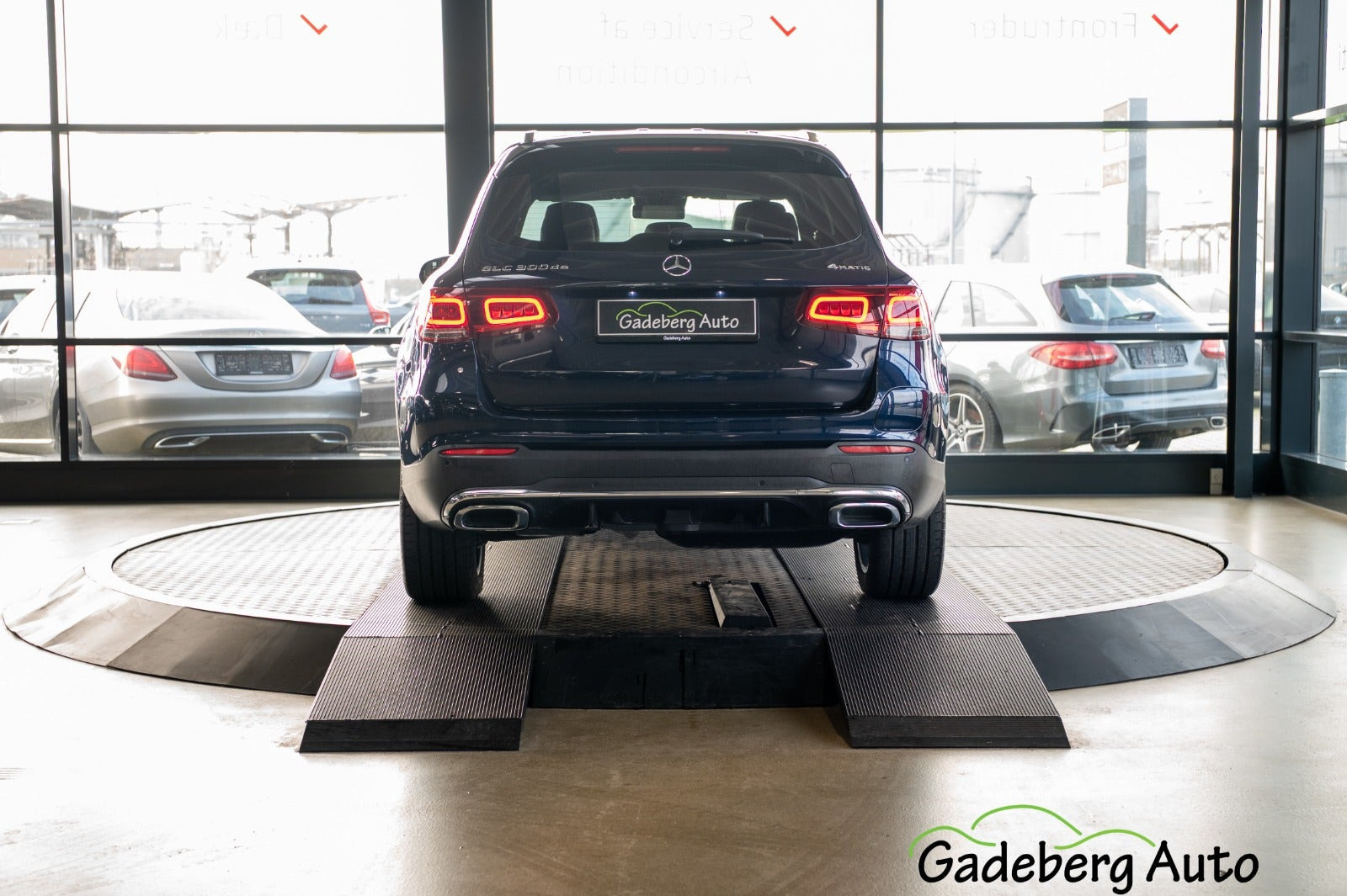 Blå Mercedes GLC300 de fra 2022