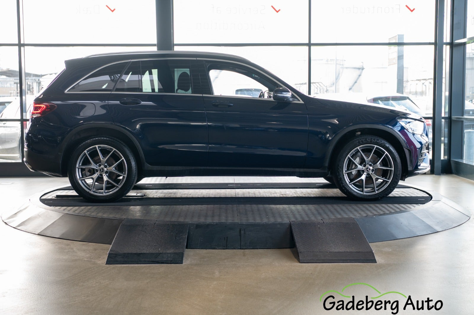 Blå Mercedes GLC300 de fra 2022