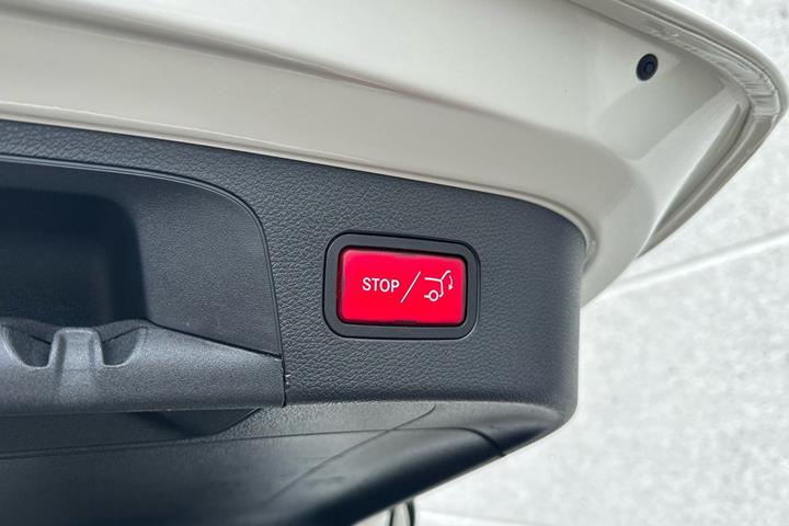 Grøn Mercedes EQC400 fra 2021
