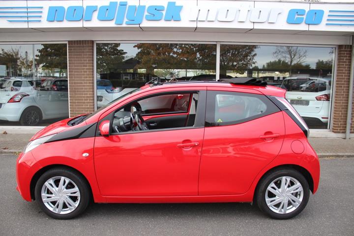 Rød Toyota Aygo fra 2016