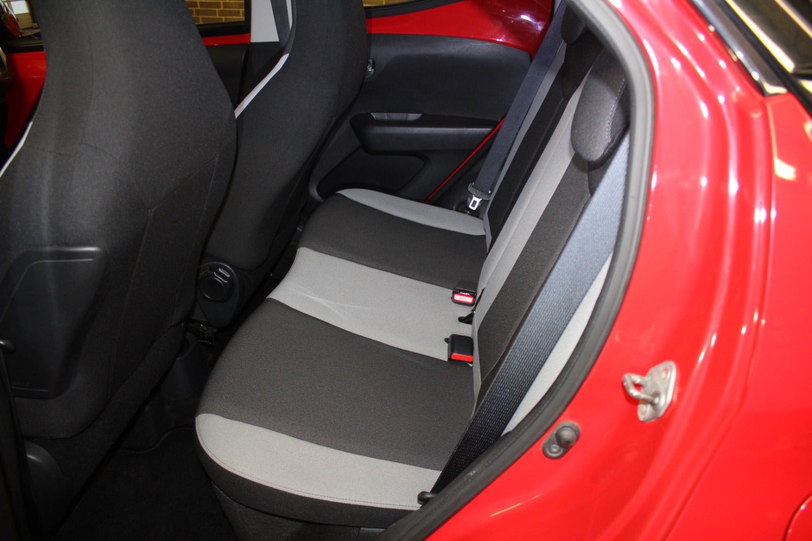 Rød Toyota Aygo fra 2016
