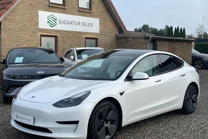 Hvid Tesla Model 3 fra 2021