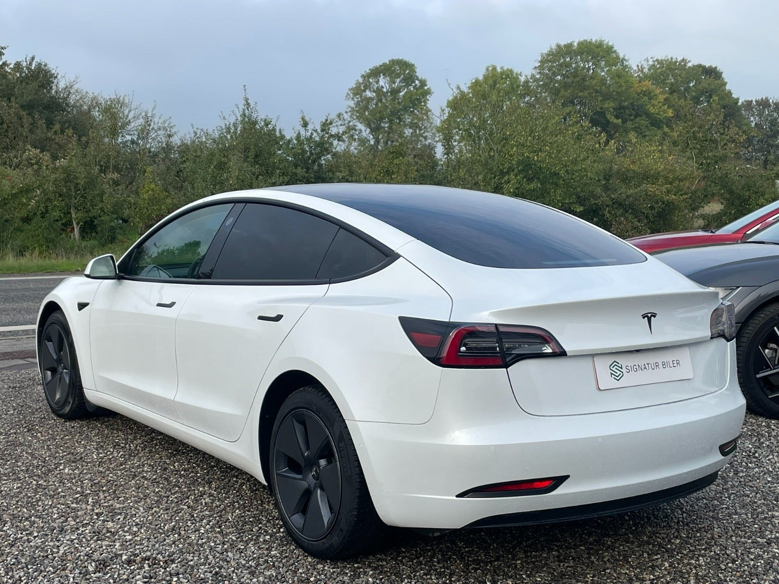 Hvid Tesla Model 3 fra 2021