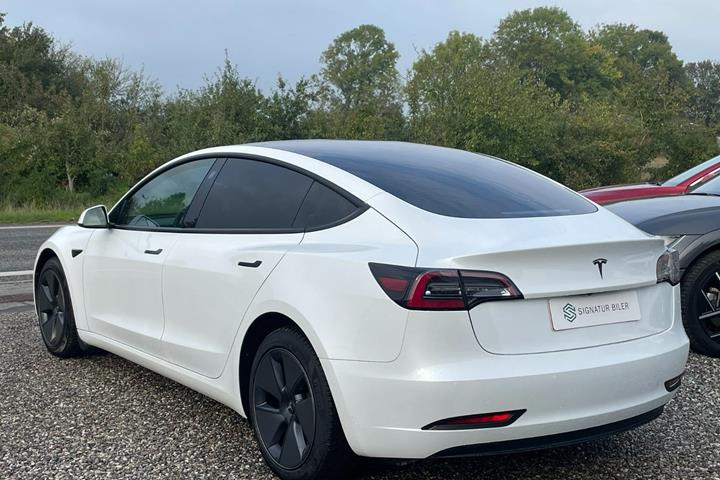 Hvid Tesla Model 3 fra 2021