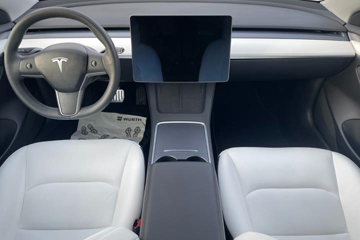 Hvid Tesla Model 3 fra 2021