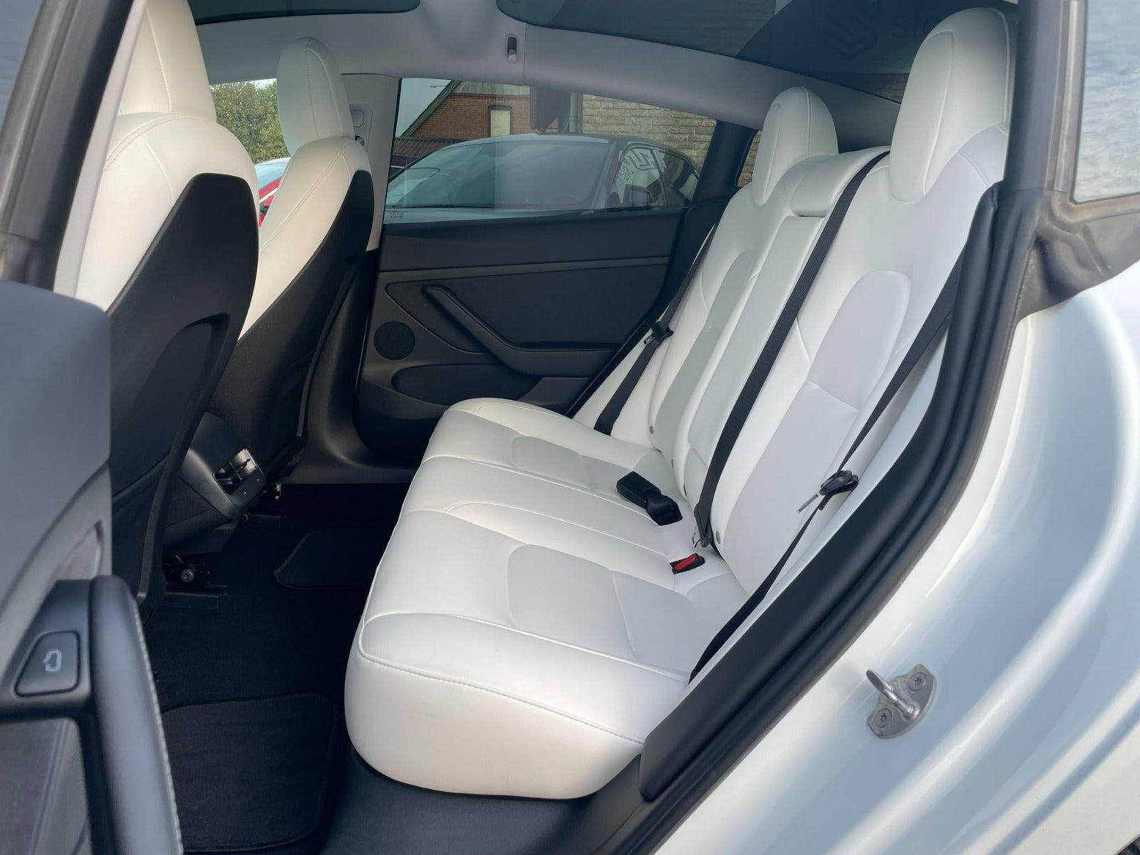 Hvid Tesla Model 3 fra 2021