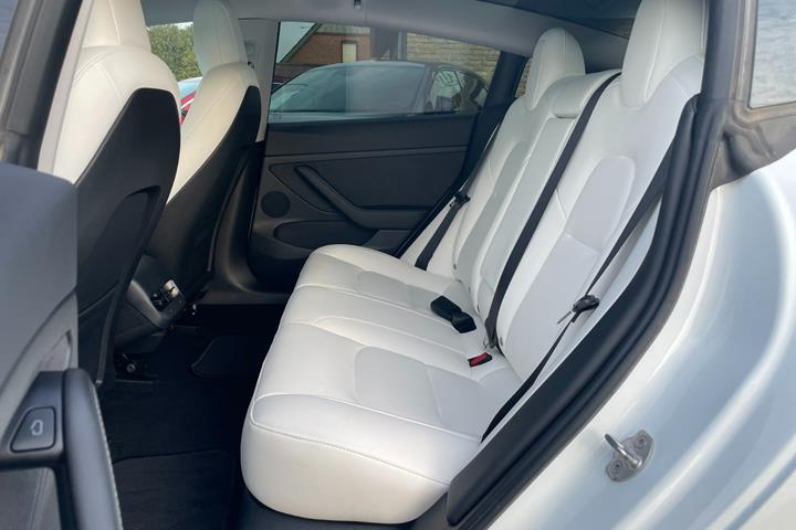 Hvid Tesla Model 3 fra 2021