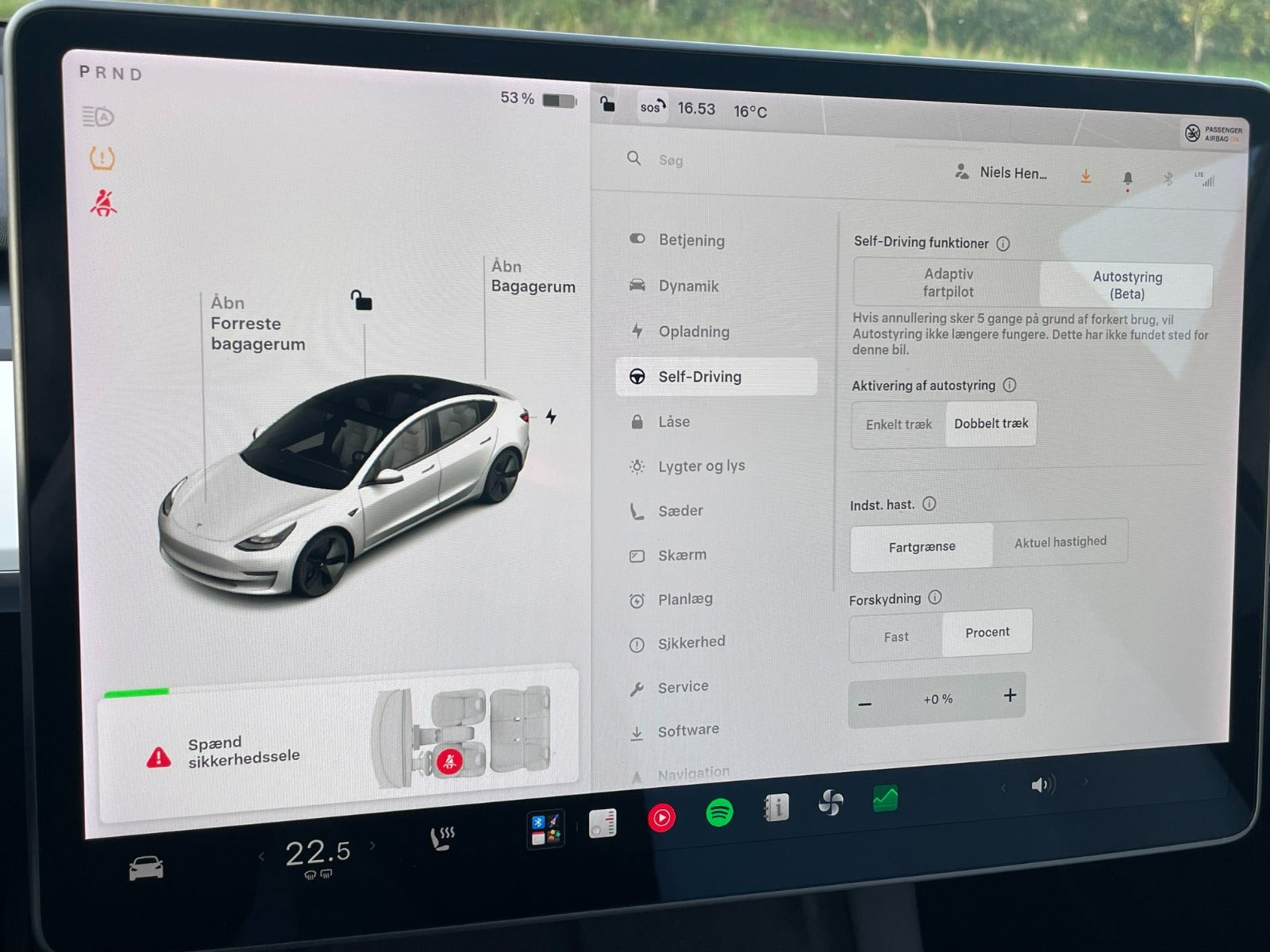 Hvid Tesla Model 3 fra 2021