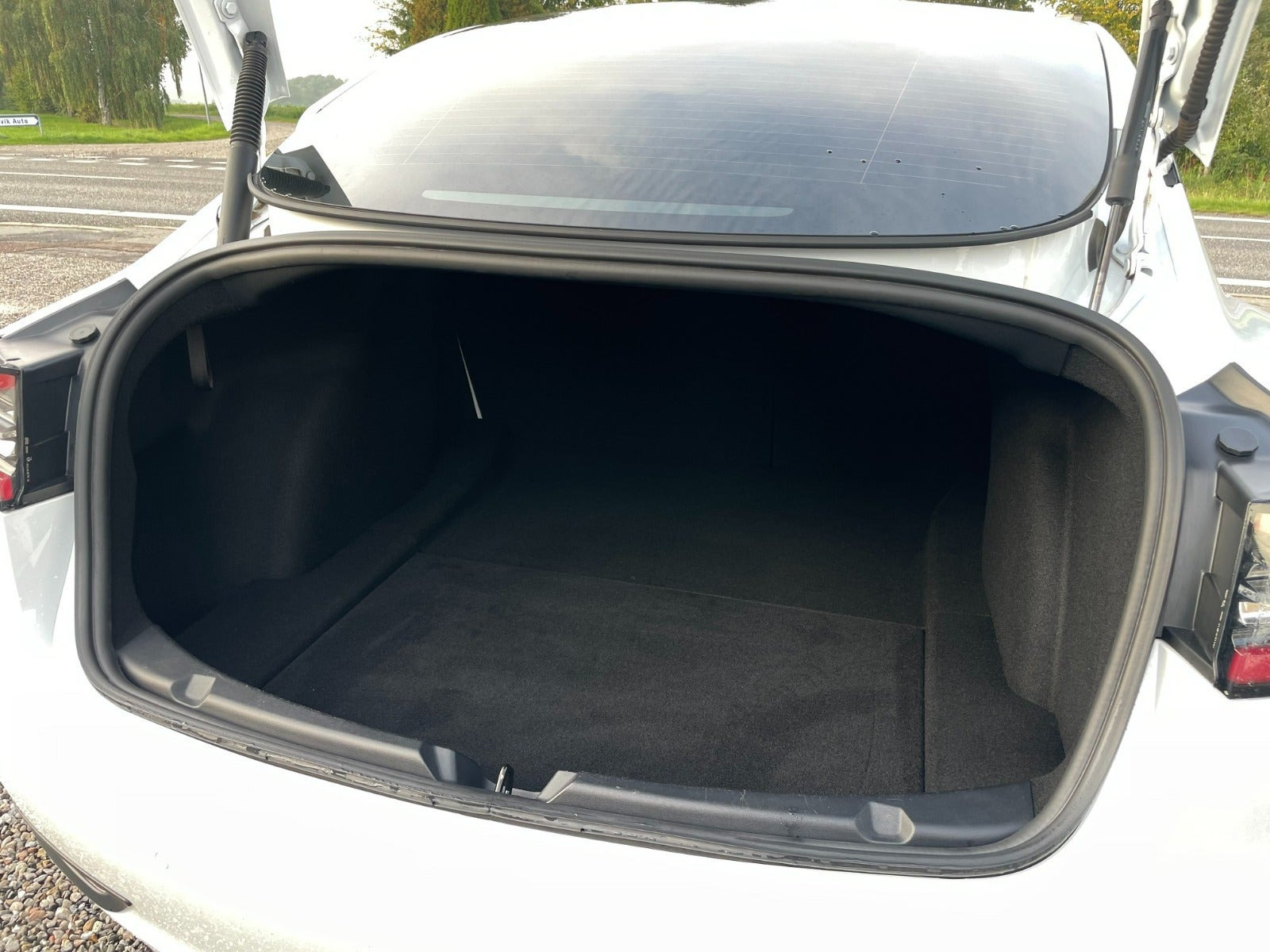 Hvid Tesla Model 3 fra 2021