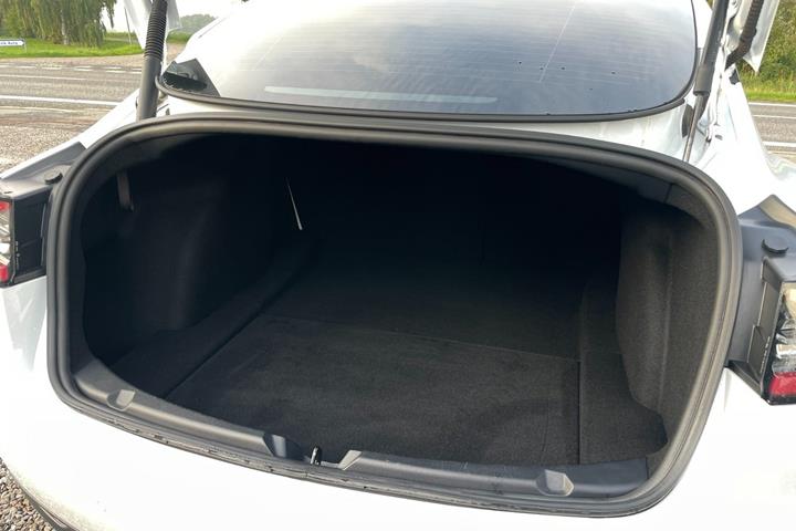 Hvid Tesla Model 3 fra 2021