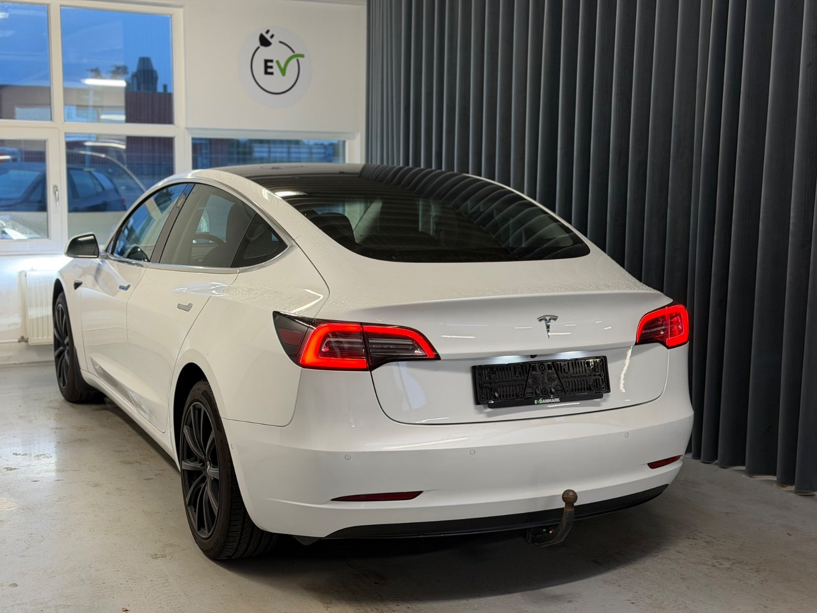 Hvid Tesla Model 3 fra 2019