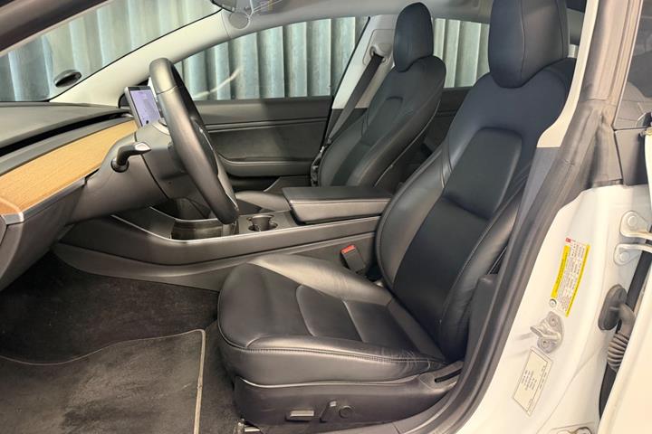 Hvid Tesla Model 3 fra 2019