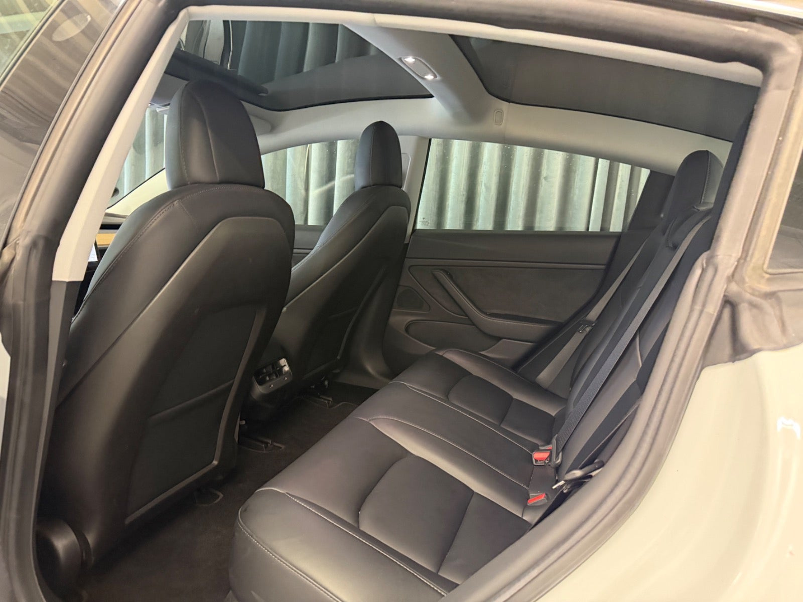 Hvid Tesla Model 3 fra 2019