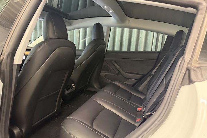 Hvid Tesla Model 3 fra 2019