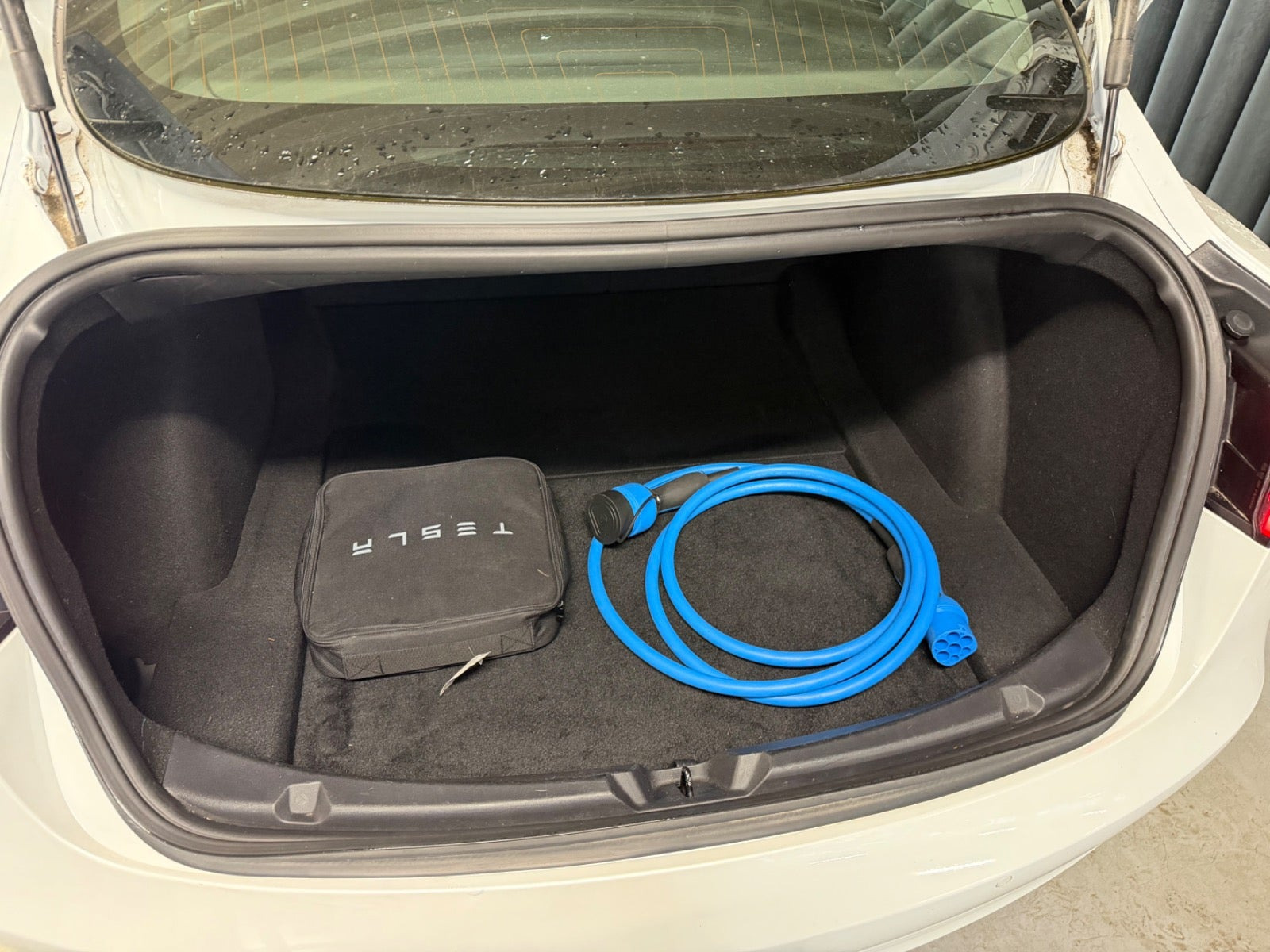 Hvid Tesla Model 3 fra 2019