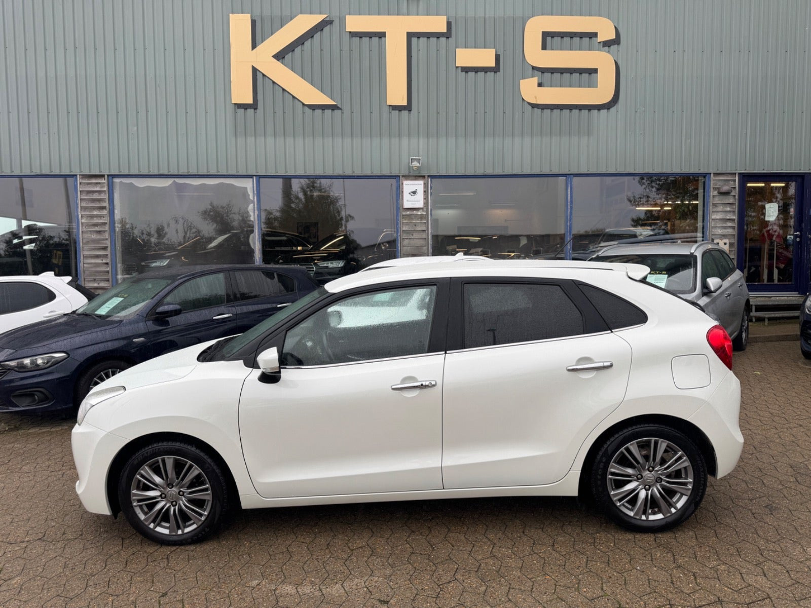 Hvid Suzuki Baleno fra 2016