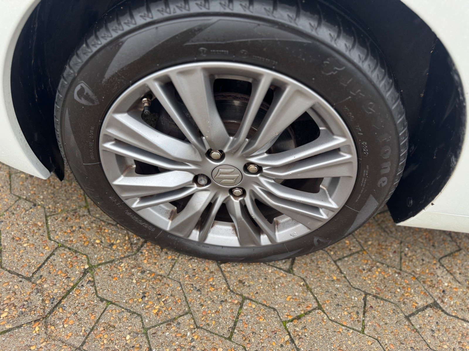 Hvid Suzuki Baleno fra 2016