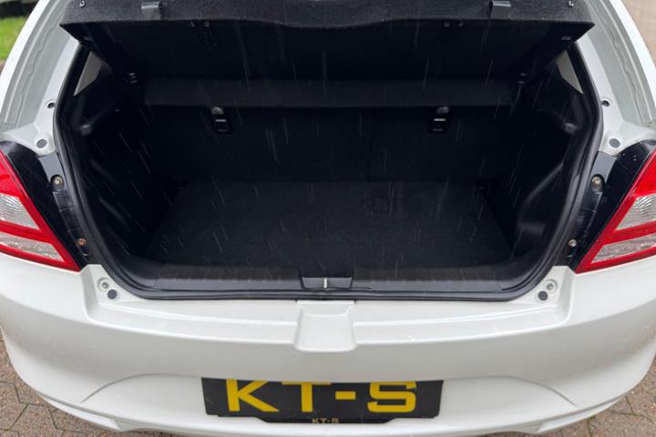 Hvid Suzuki Baleno fra 2016