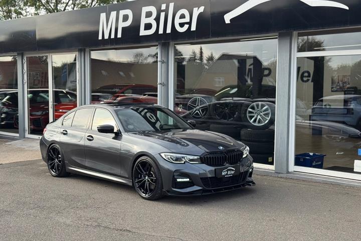 Grå BMW 330e fra 2020