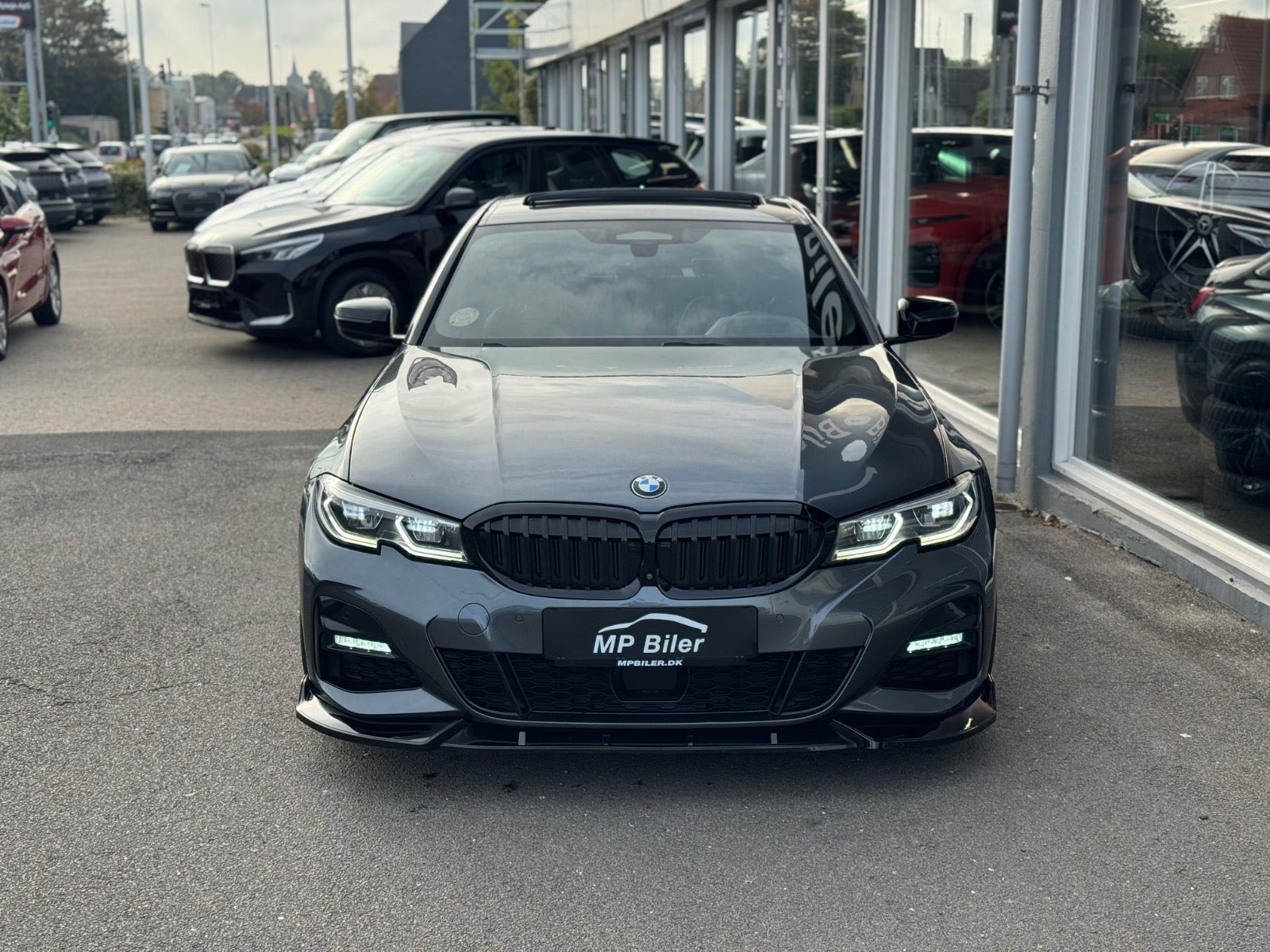 Grå BMW 330e fra 2020
