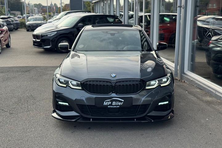 Grå BMW 330e fra 2020