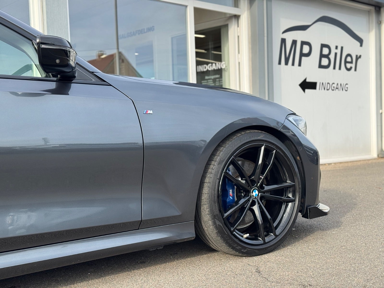 Grå BMW 330e fra 2020