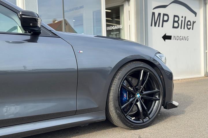 Grå BMW 330e fra 2020