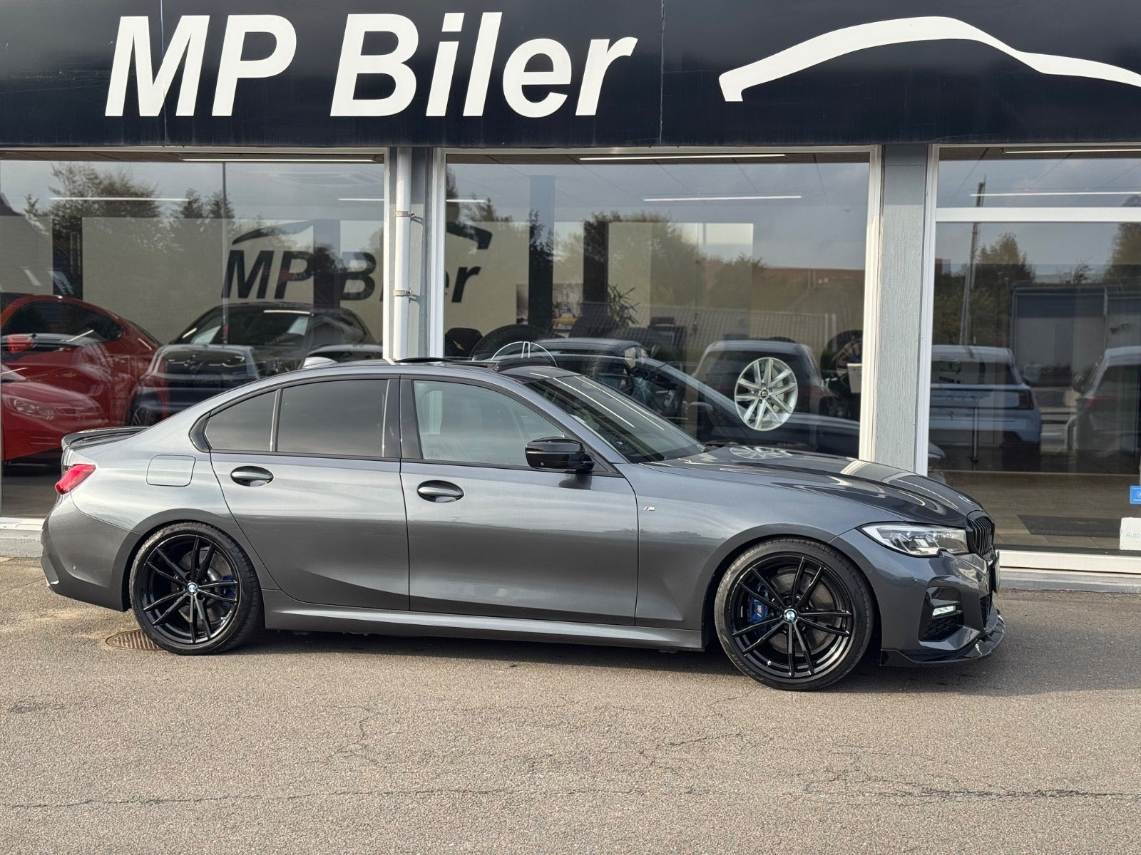 Grå BMW 330e fra 2020