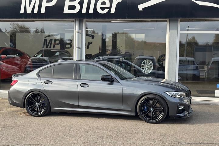 Grå BMW 330e fra 2020