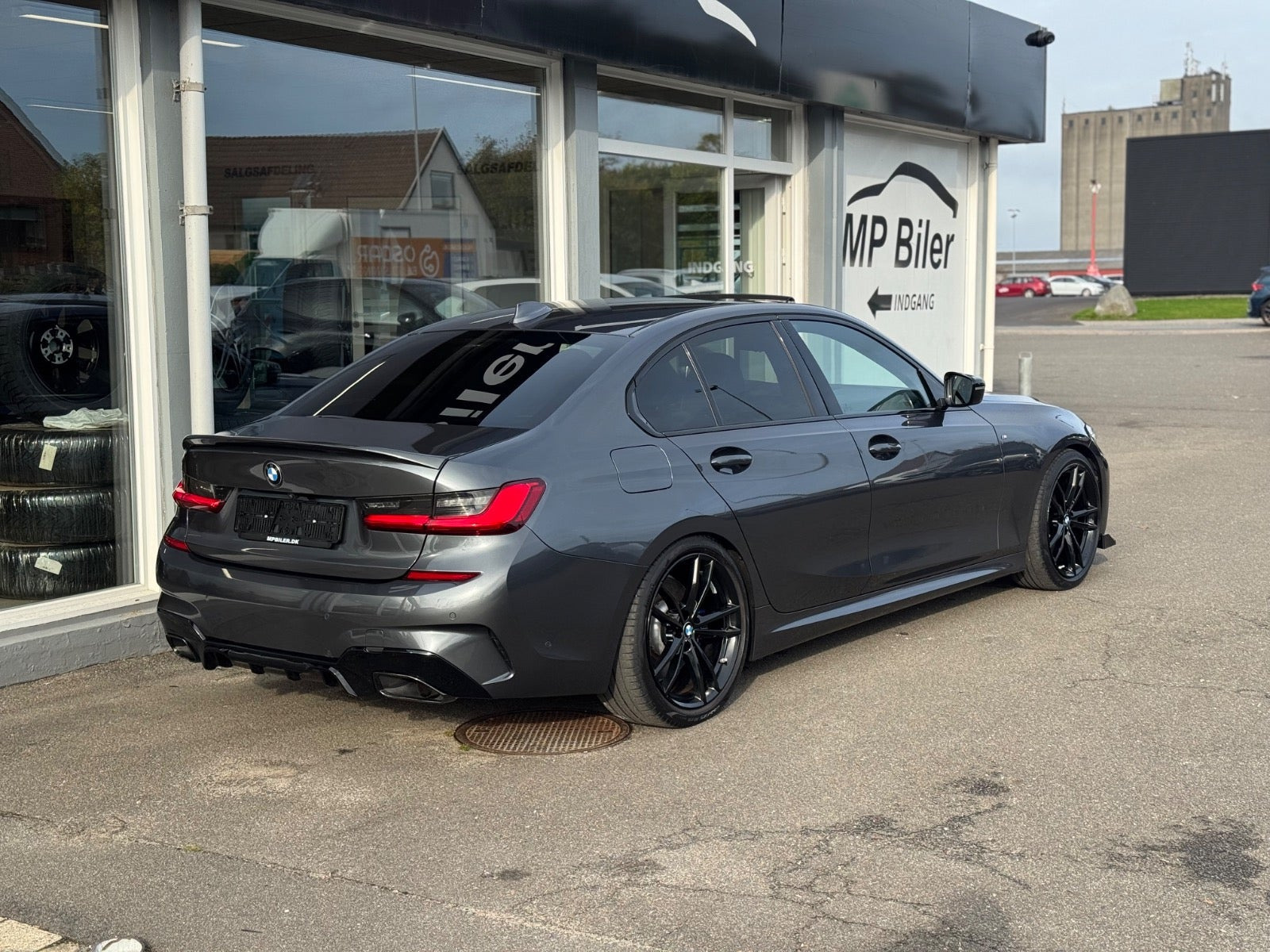 Grå BMW 330e fra 2020