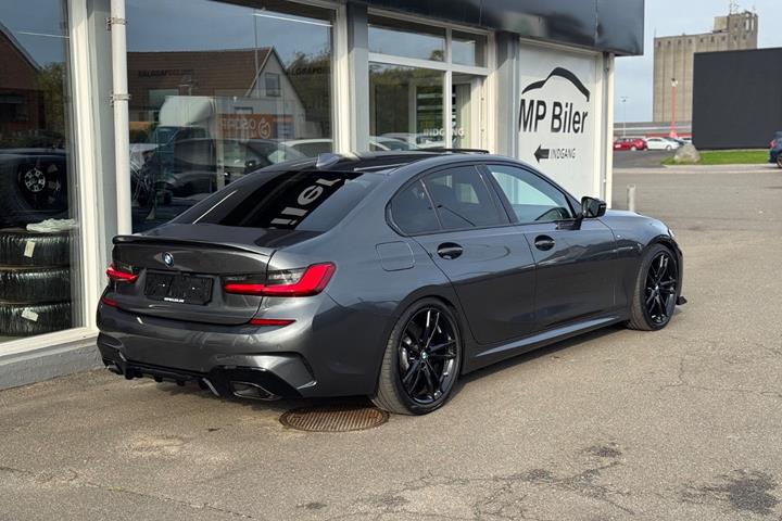 Grå BMW 330e fra 2020
