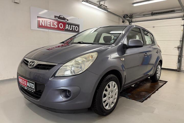 Grå Hyundai i20 fra 2010