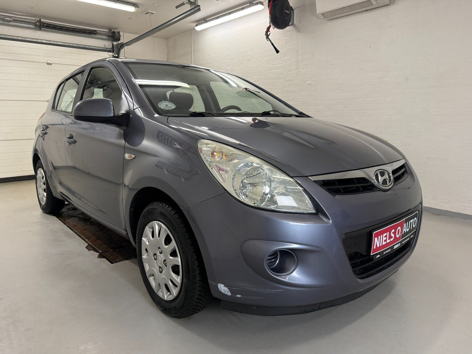 Grå Hyundai i20 fra 2010