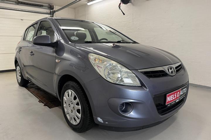 Grå Hyundai i20 fra 2010