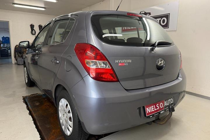 Grå Hyundai i20 fra 2010