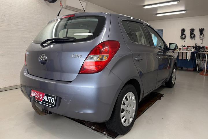 Grå Hyundai i20 fra 2010