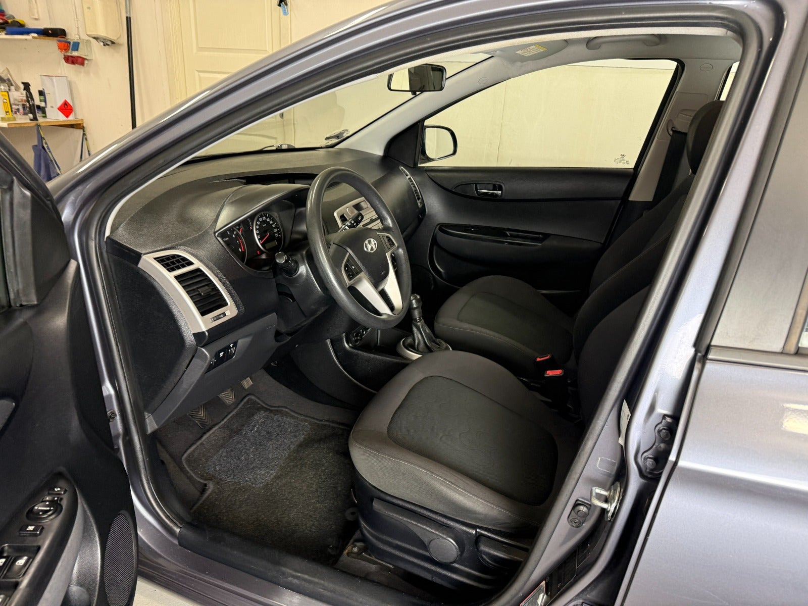 Grå Hyundai i20 fra 2010