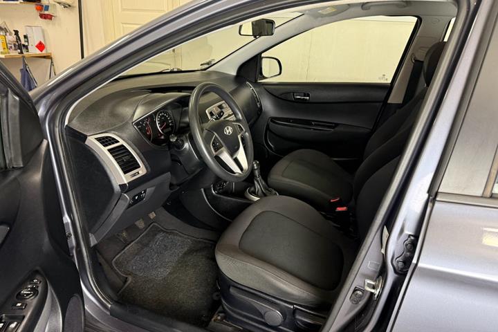 Grå Hyundai i20 fra 2010