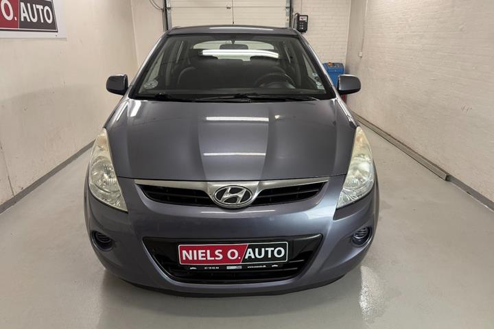 Grå Hyundai i20 fra 2010